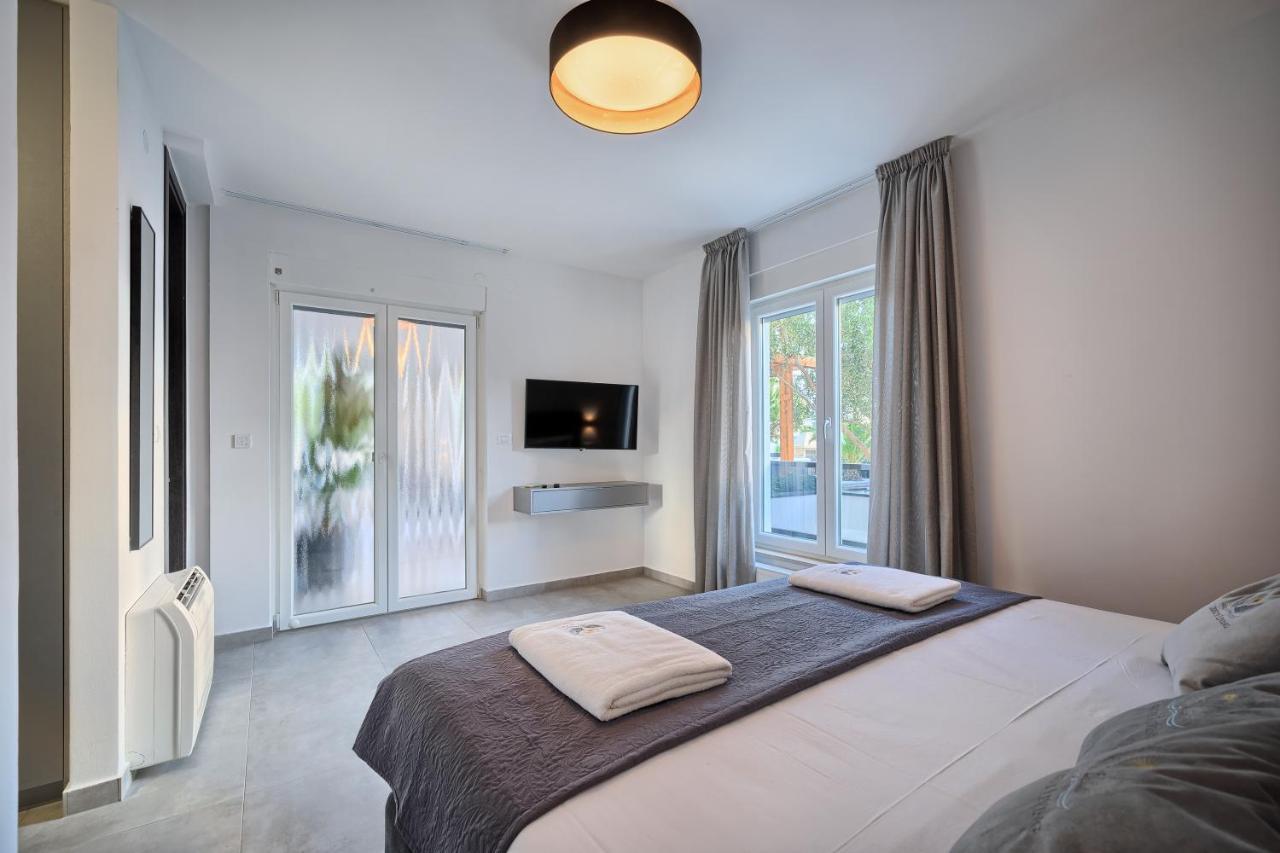 Liberty Living Apartments สปลิท ภายนอก รูปภาพ